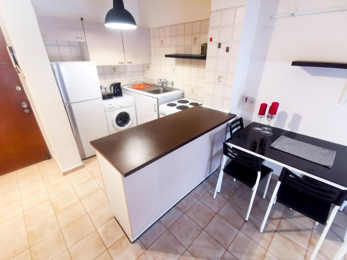 Flirty Flamingo Seaview Seafront Apartment Larnaca Extérieur photo